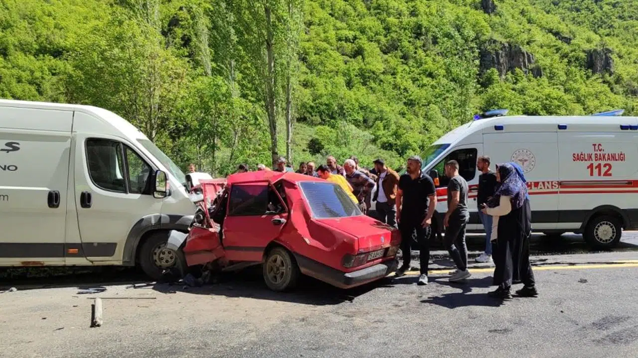 Erzurum'da minibüs ile otomobil kafa kafaya çarpıştı: Araçlar hurdaya döndü, 1 ölü!
