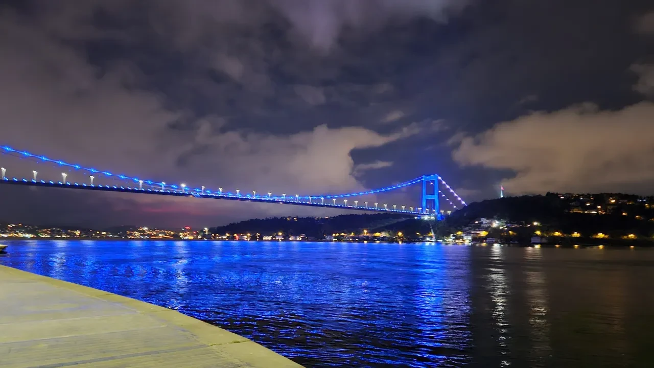 Fatih Sultan Mehmet Köprüsü'nden, Engelliler Haftası'na özel ışıklandırma!