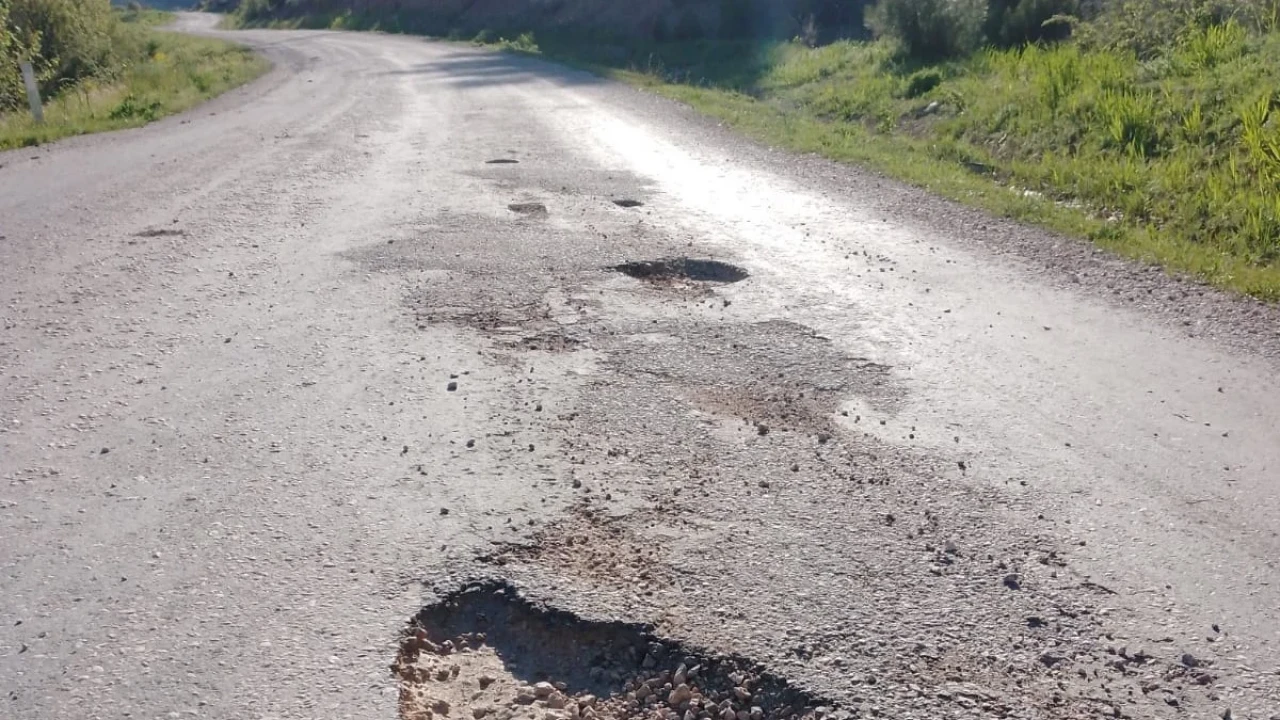 Kütahya’da bozuk yol çileye dönüştü: Sürücüler her gün tehlike atlatıyor!