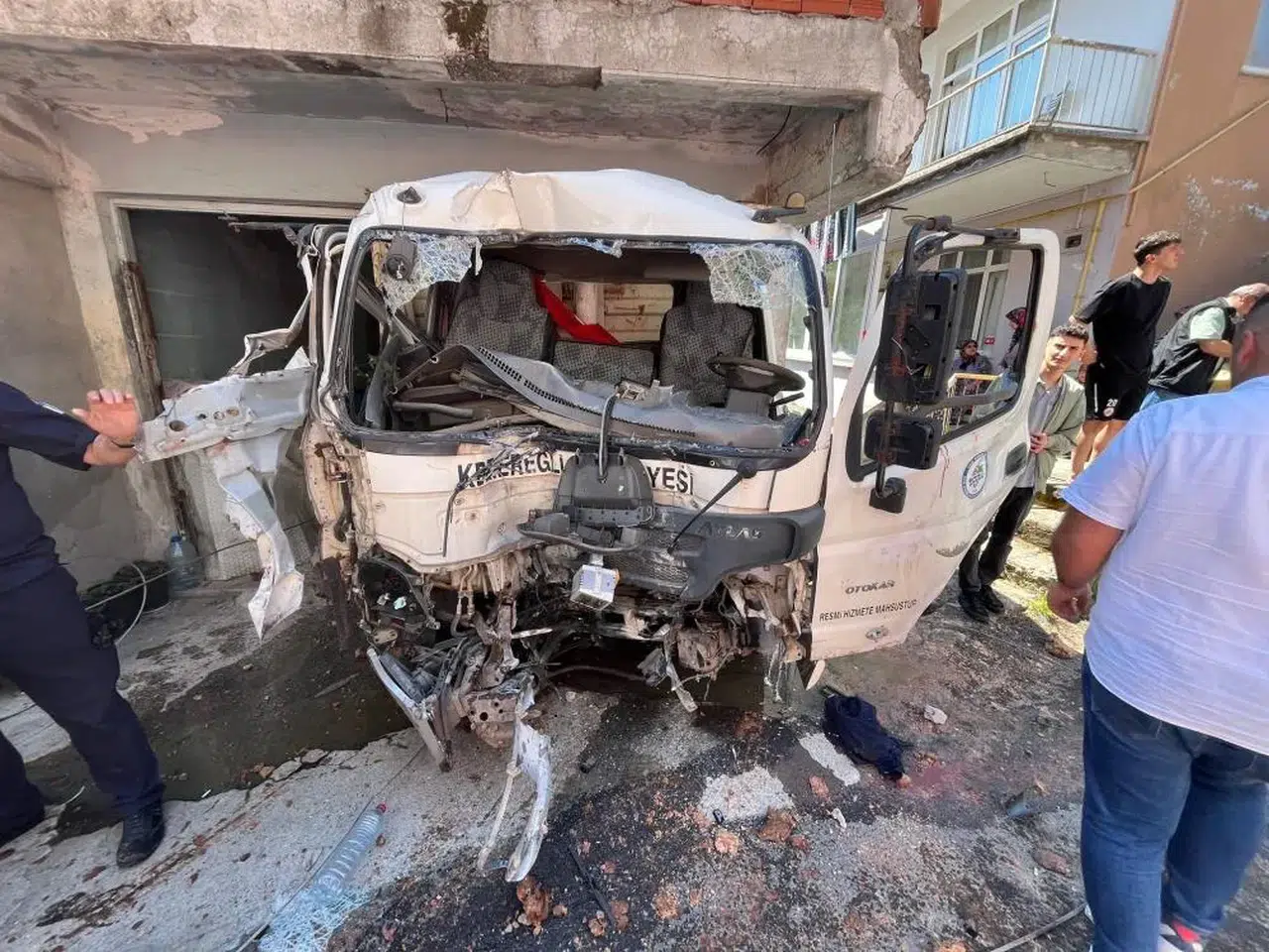 Ereğli’de panik anları: Kamyonet kaza yaptı, belediye işçileri ölümden döndü