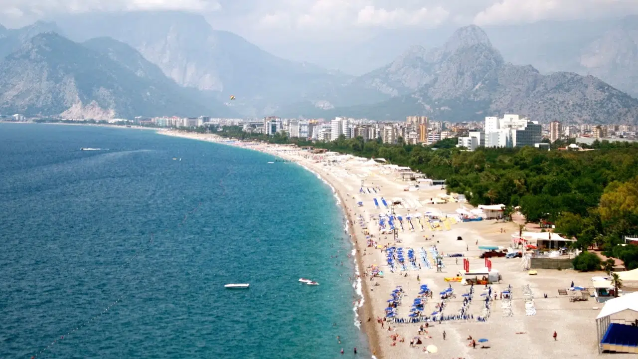 Antalya sahilleri yazı karşıladı! Sıcaklık 31 dereceye ulaştı, plajlarda adım atacak yer kalmadı