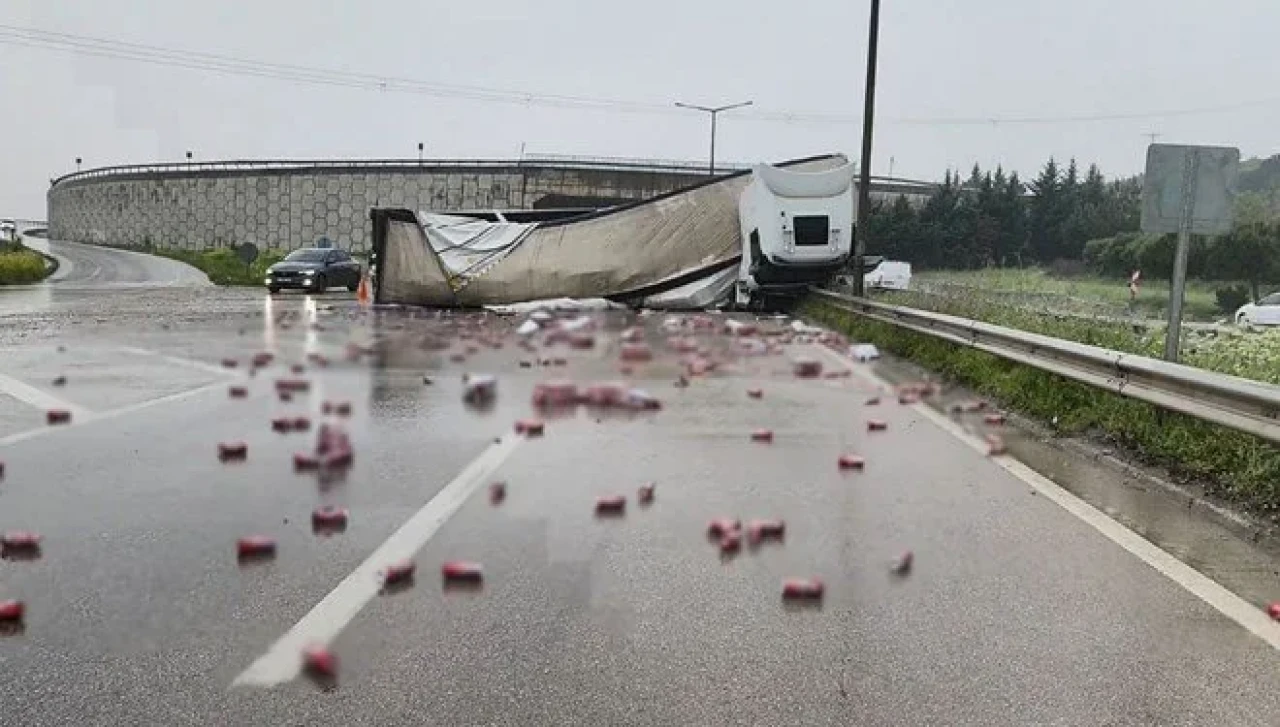 Bursa'da içki yüklü TIR devrildi, kutular yola saçıldı