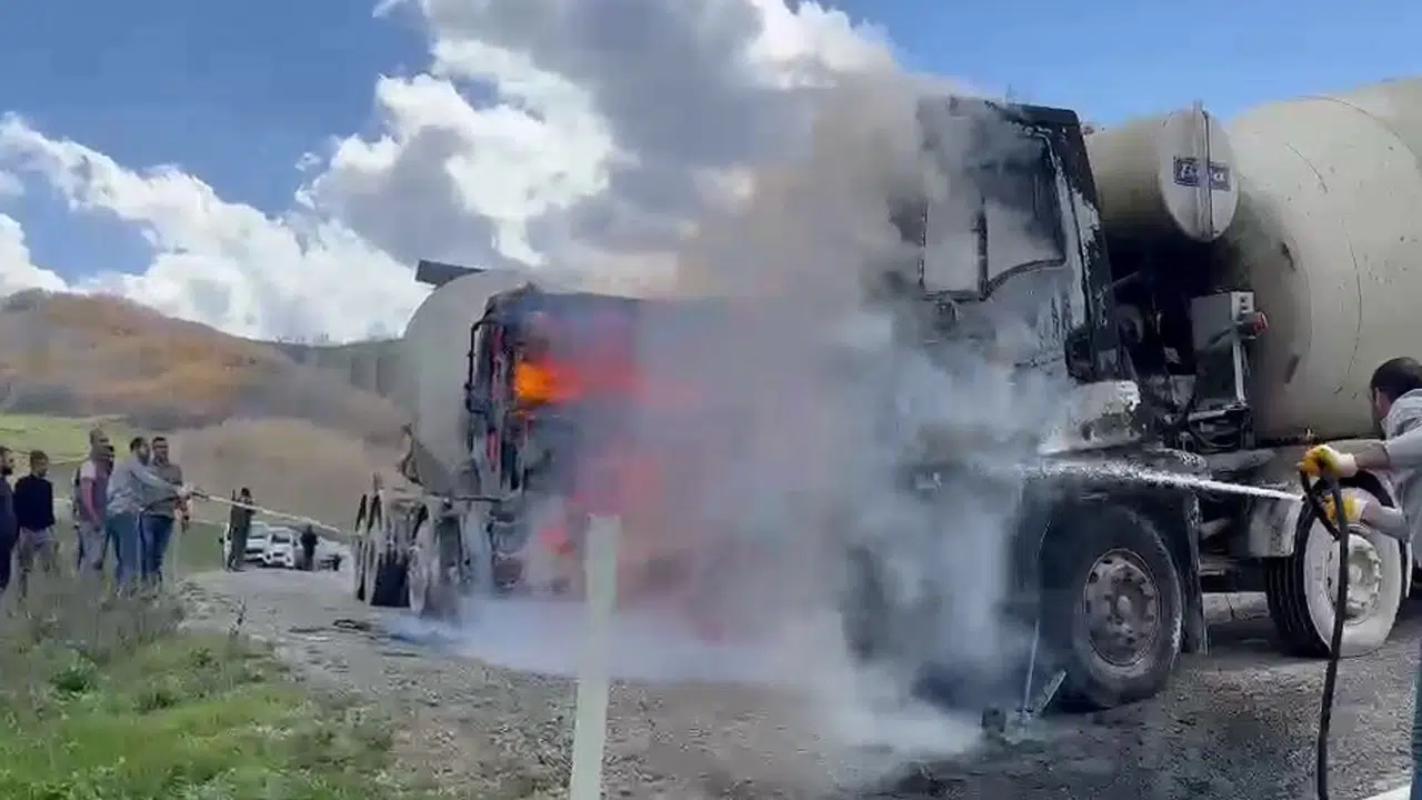 Erzurum'da beton mikseri alev aldı!