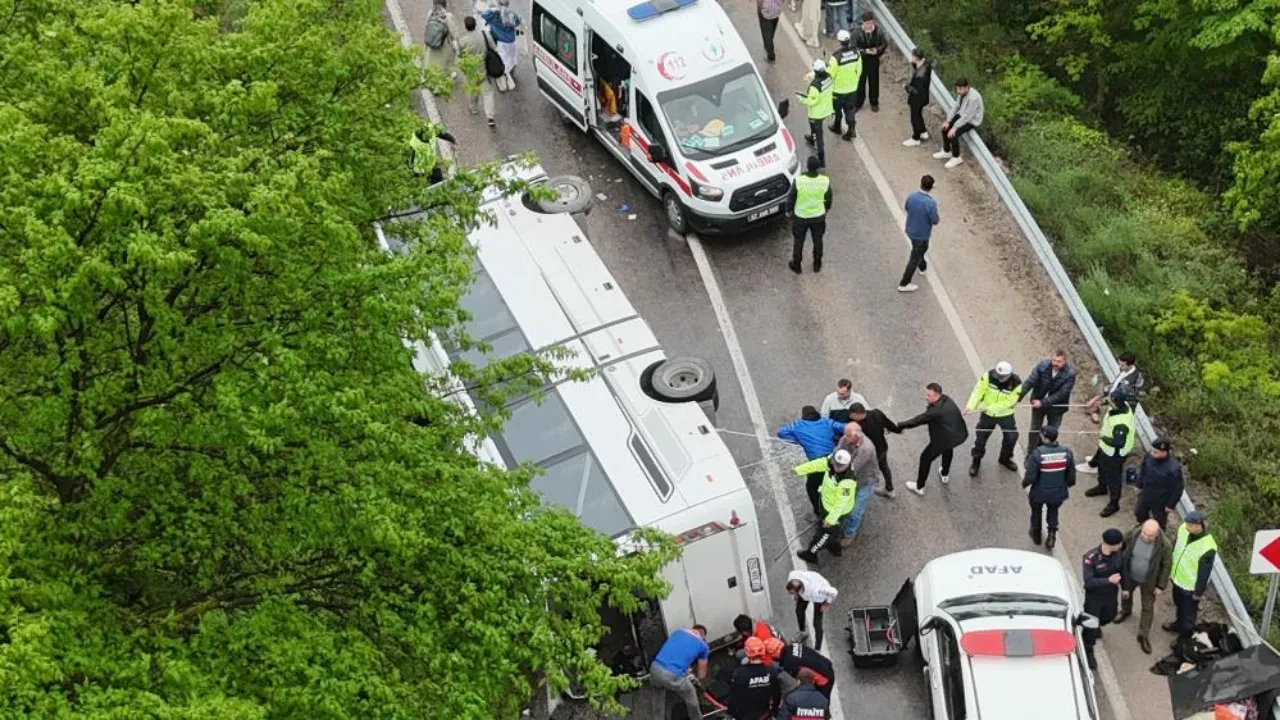 Sinop'ta faciadan dönüldü: Öğrencileri taşıyan tur otobüsü devrildi!