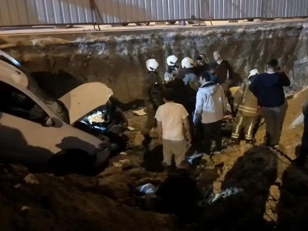 Arnavutköy’de feci kaza: Bekçiye çarpıp şantiye alanına uçtu