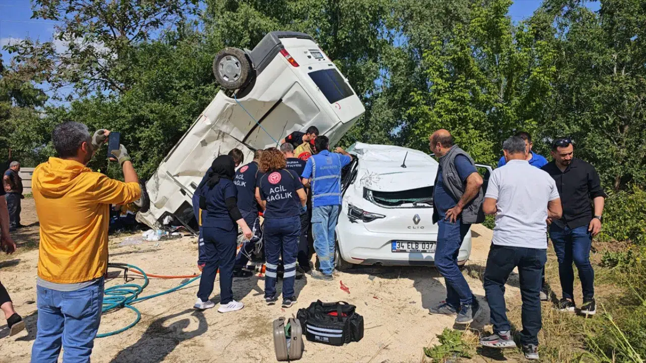 Bursa'da otomobil ile panelvan çarpıştı: 3 yaralı