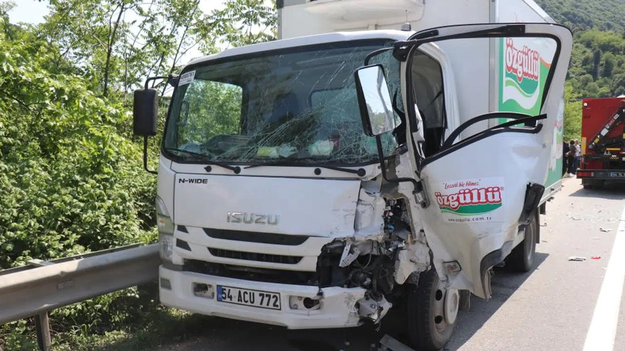 Sakarya'da kamyonet ile SUV tarzı araç çarpıştı: İki araçta hurdaya döndü!