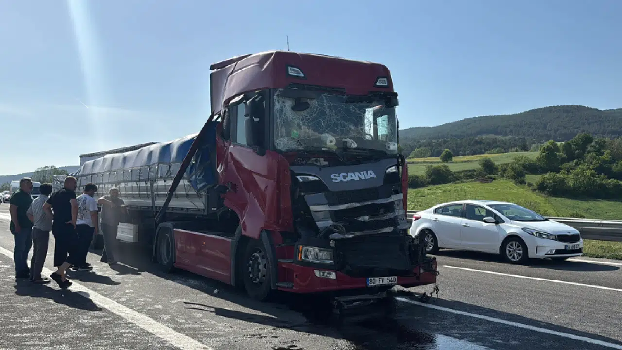 TEM Otoyolu’nda zincirleme kaza! 2 kişi yaralandı
