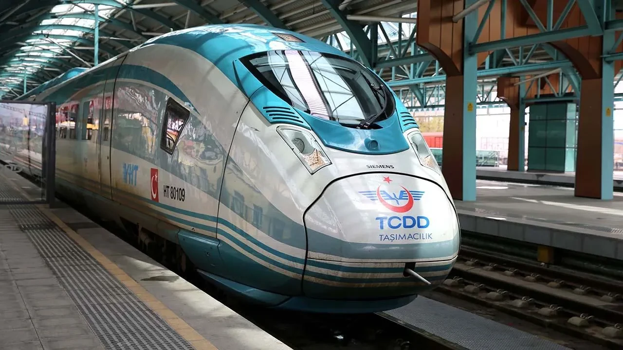 YHT Kocaeli'de raylarda kaldı! Elektrik kesintisi İstanbul-Ankara seferlerini vurdu