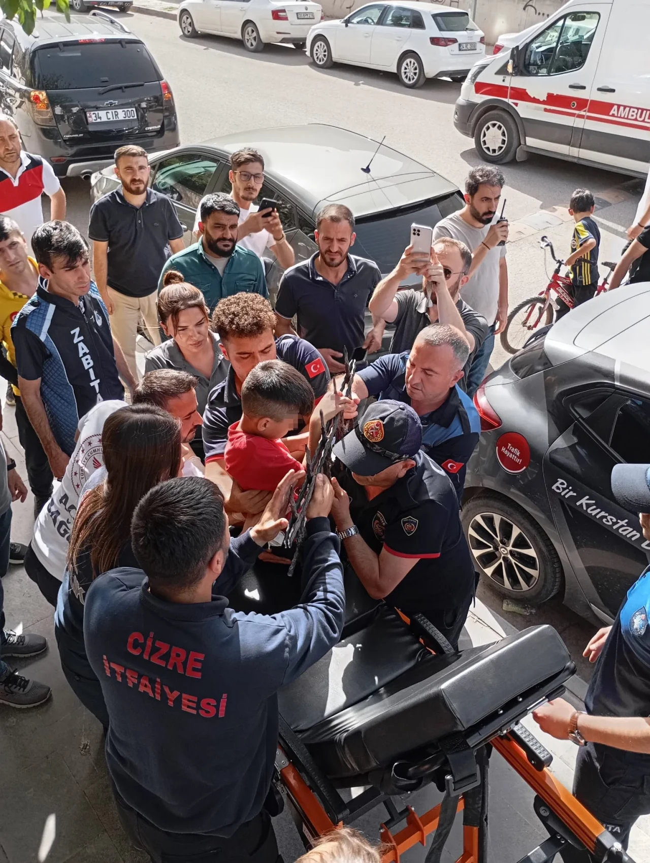 Cizre’de 8 yaşındaki çocuğun eline demir korkuluk saplandı!
