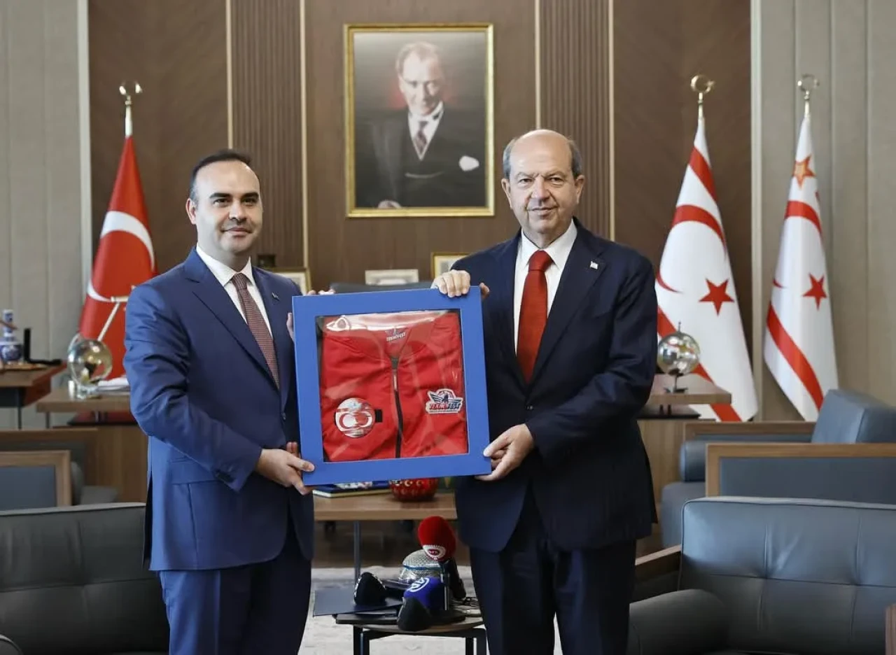 Bakan Kacır KKTC Cumhurbaşkanı Ersin Tatar ile bir araya geldi