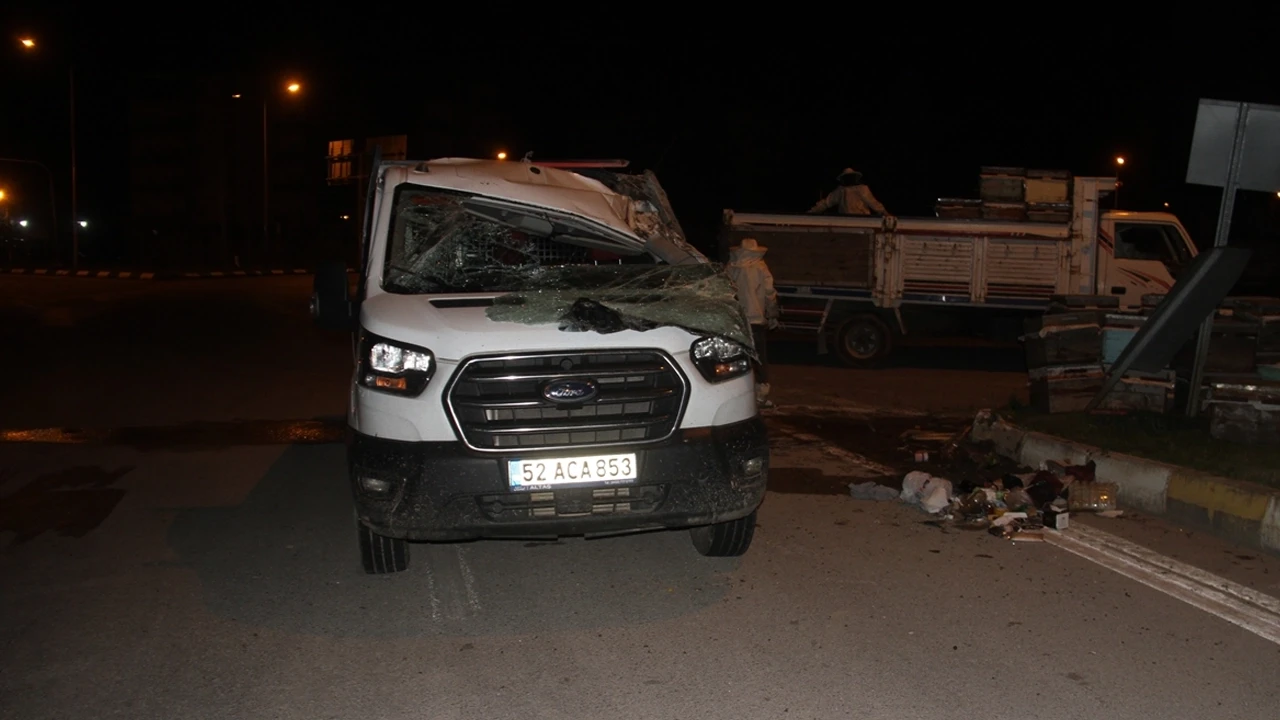 Konya'da panik dolu anlar: Arı kovanı yüklü kamyon devrildi!