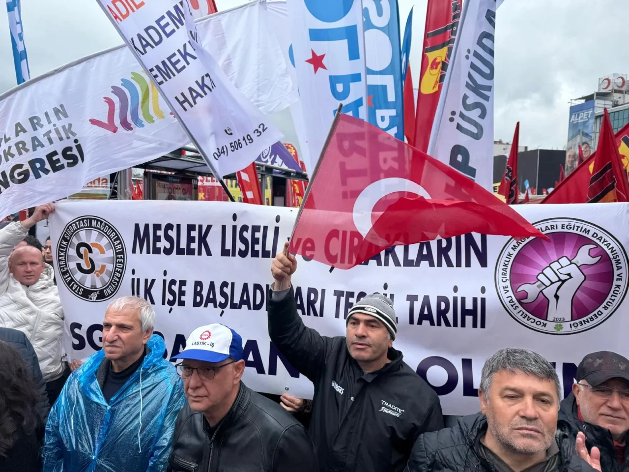 Staj ve Çıraklık Sigortası Mağdurları 1 Mayıs’ta yürüdü: Emeğimizin karşılığını istiyoruz!