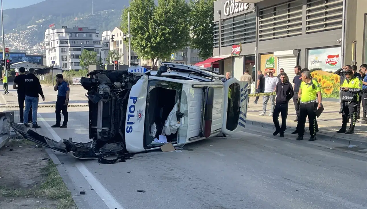 Osmangazi’de dehşet! Polis aracı ihbardan dönerken devrildi!