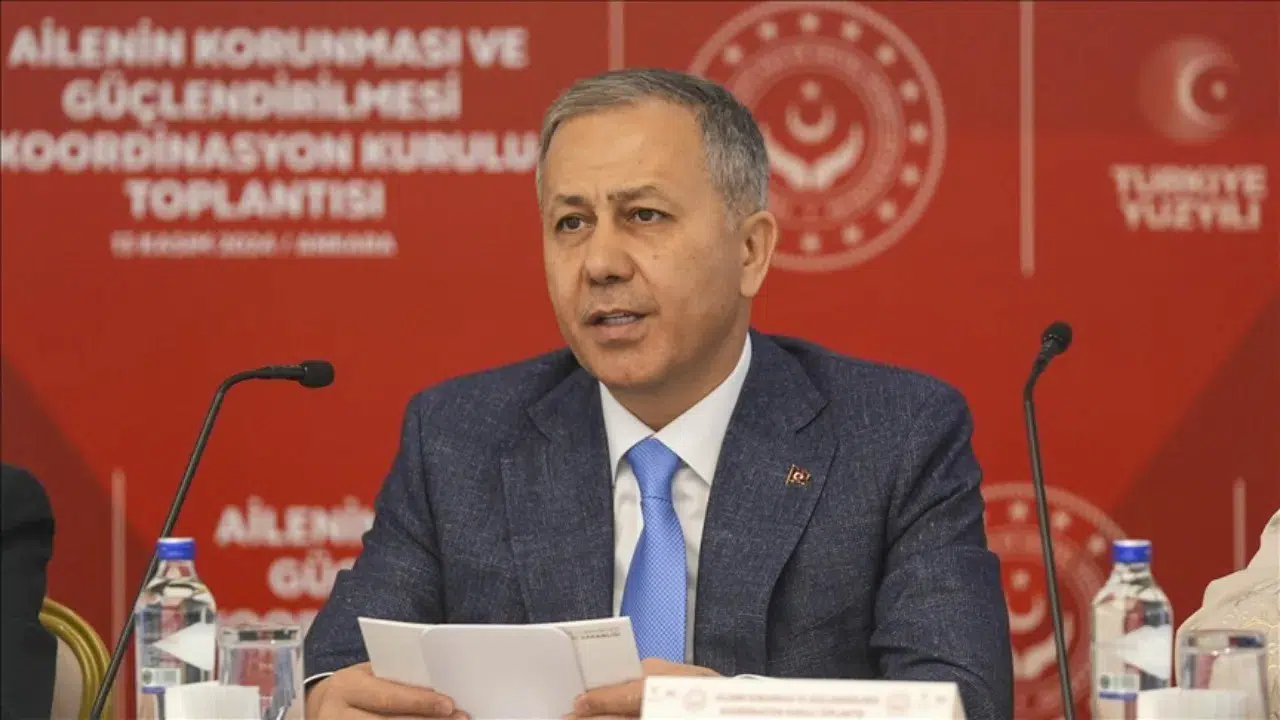 Bakan Yerlikaya: Diyarbakır'da 3 milyon 476 bin adet kök kenevir ve skunk ele geçirildi!