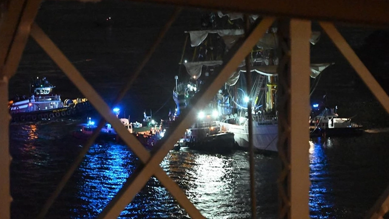 Meksika donanması gemisi Brooklyn Köprüsü’ne çarptı: En az 19 yaralı