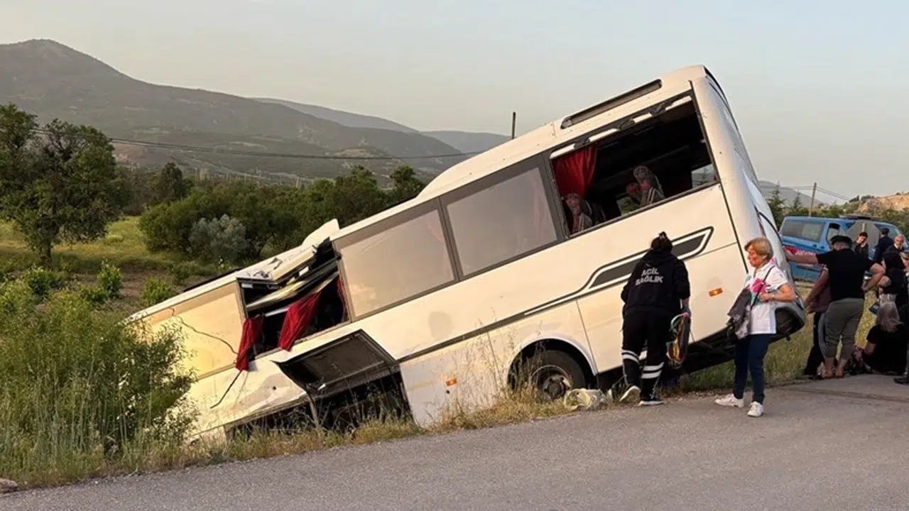 Isparta'da yolcu otobüsü ile tur otobüsü çarpıştı: 27 kişi yaralandı