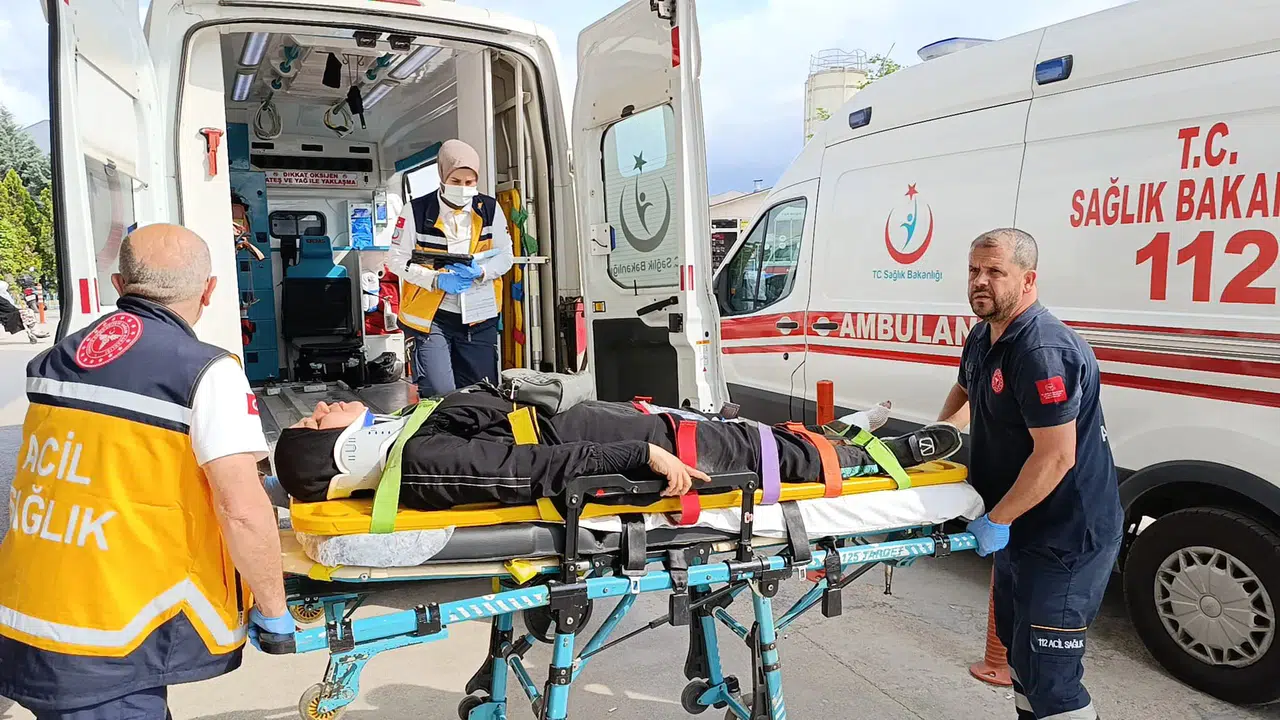 Bursa İnegöl’de otomobil ile motosiklet çarpıştı: 1’i çocuk 3 yaralı