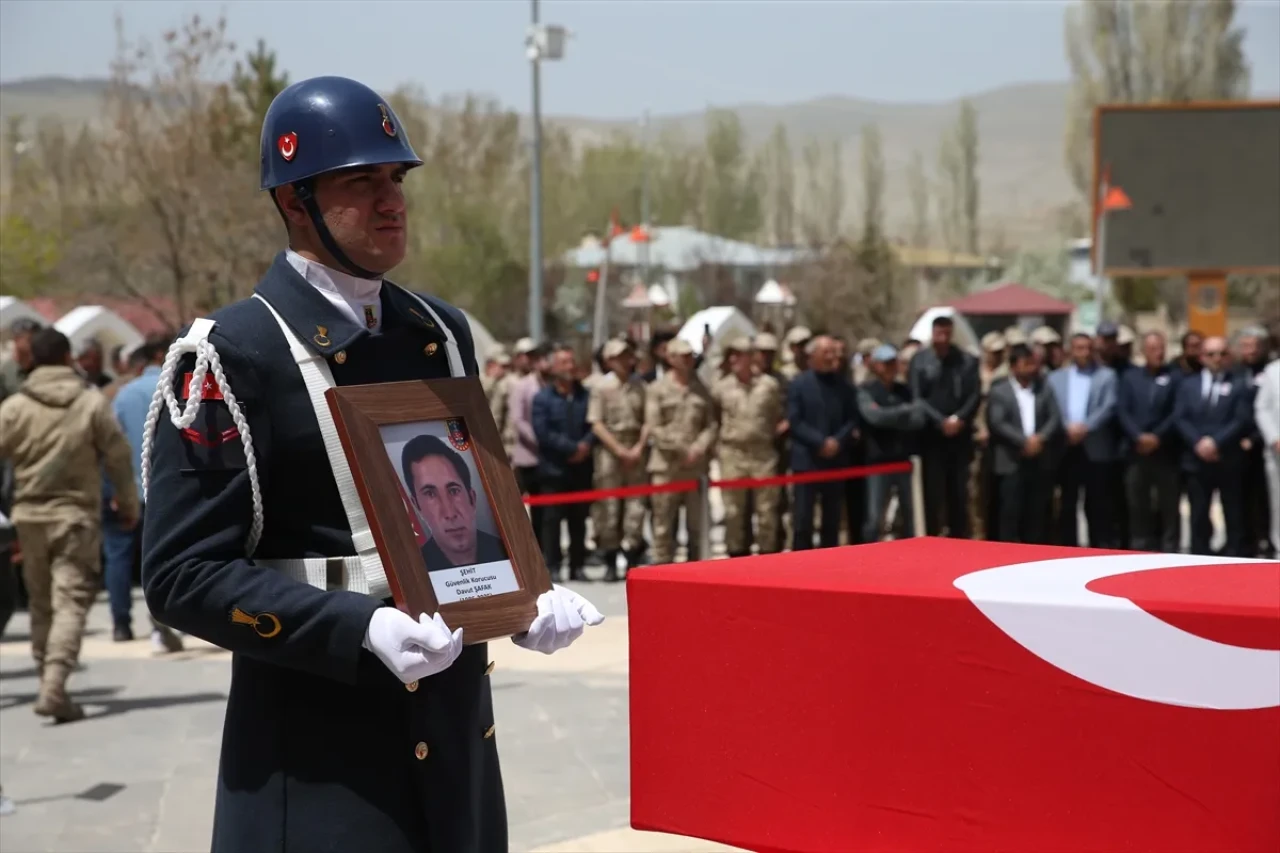 Vanlı şehit Davut Şafak toprağa verildi