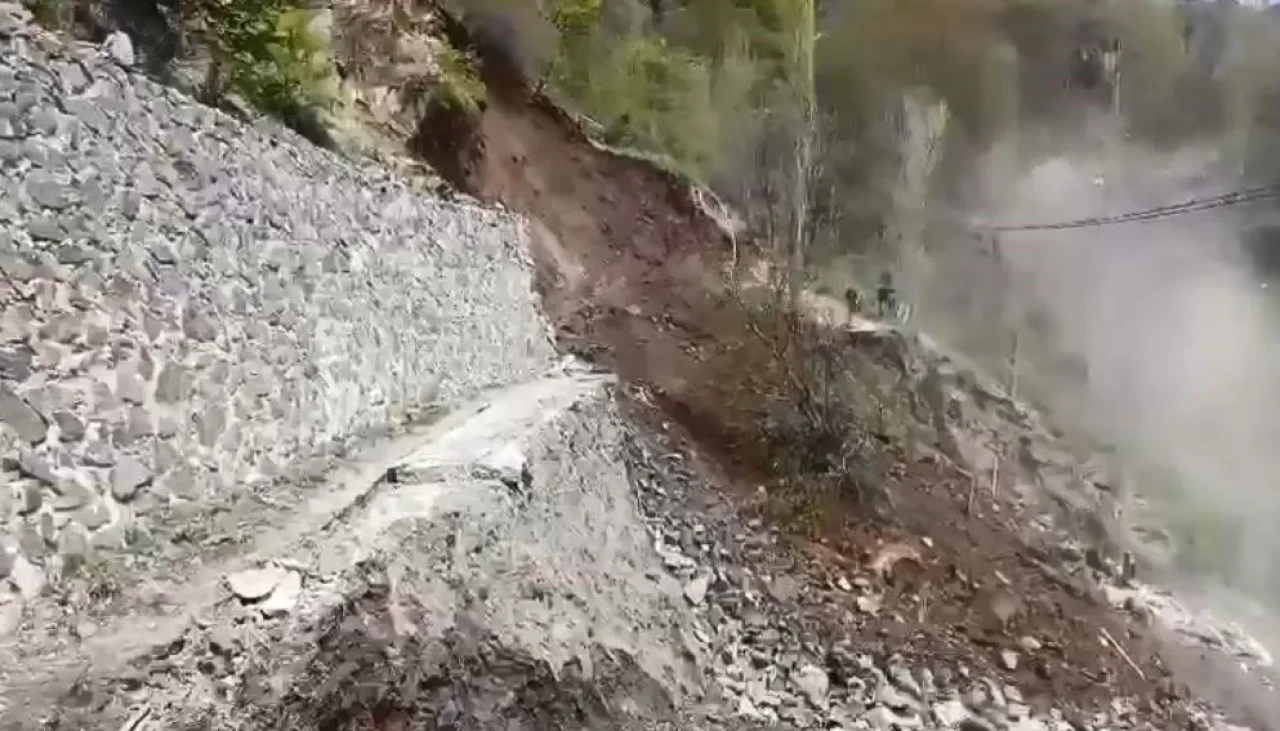 Artvin'de yol yapımı sırasında heyelan meydana geldi! İşte o anlar