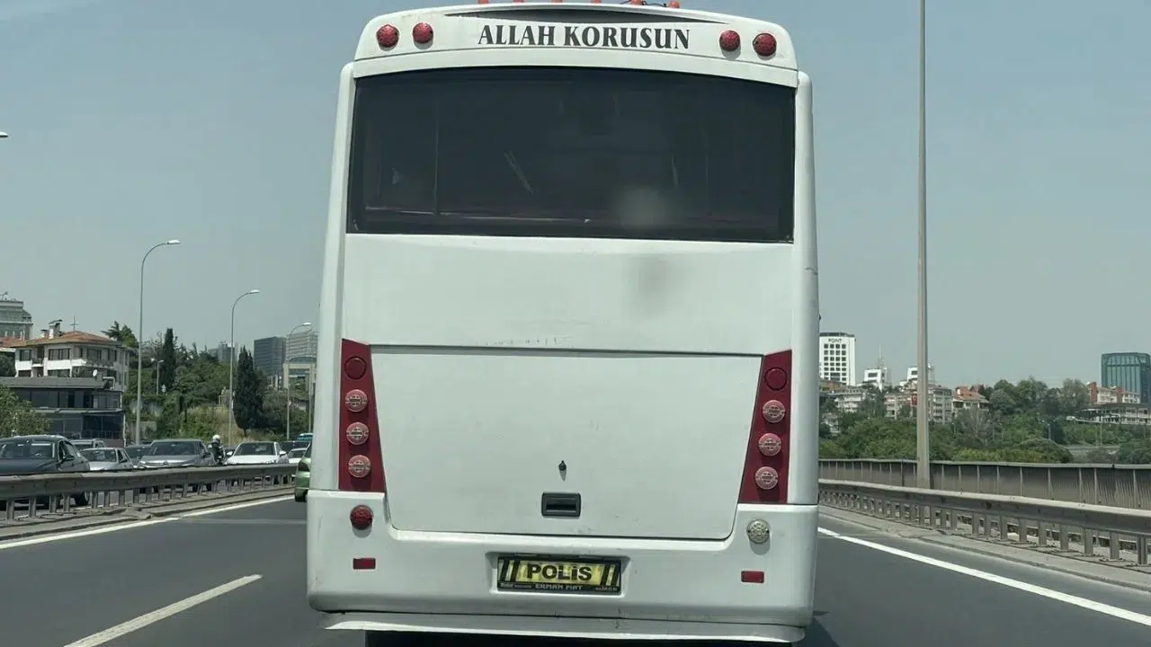 İstanbul’da ‘polis’ yazılı otobüsler tartışma yarattı: Emniyetten açıklama geldi