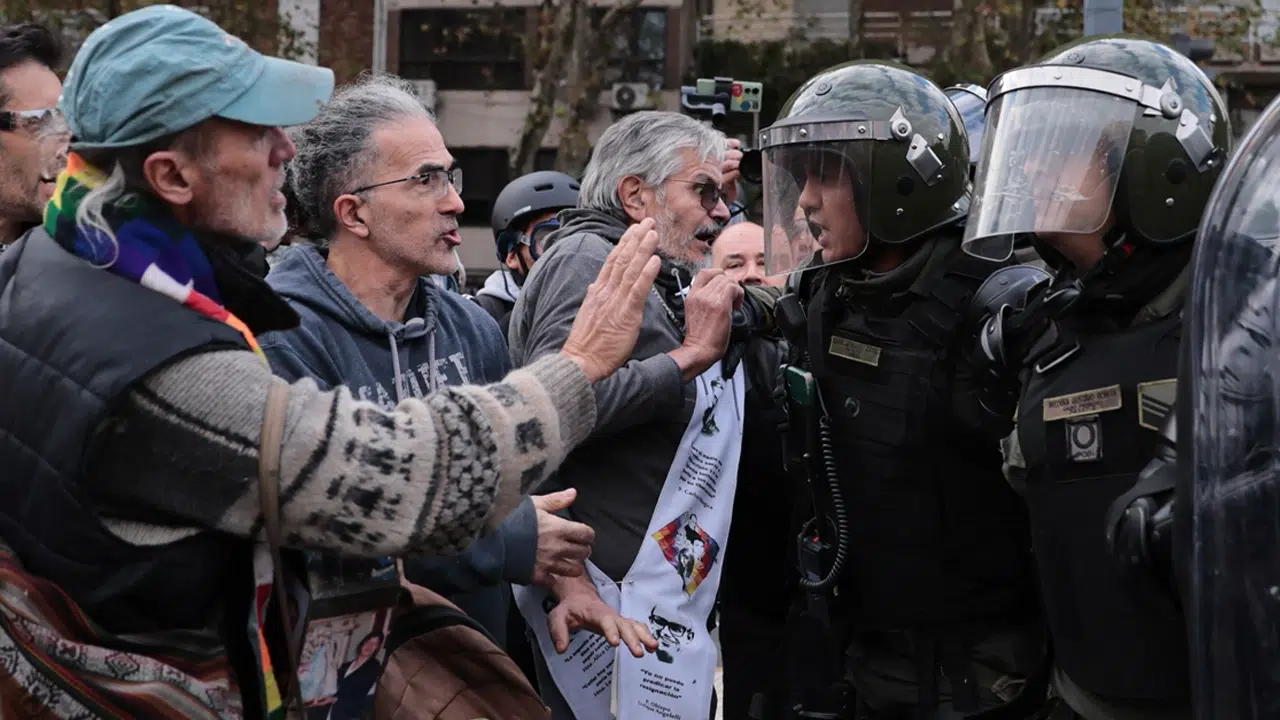 Zam isteyen emeklilerden maaş protestosu: Çok sayıda kişi yaralandı!