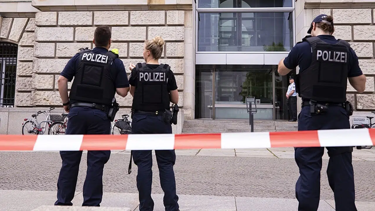 Hamburg tren istasyonunda bıçaklı saldırı: 12 yaralı