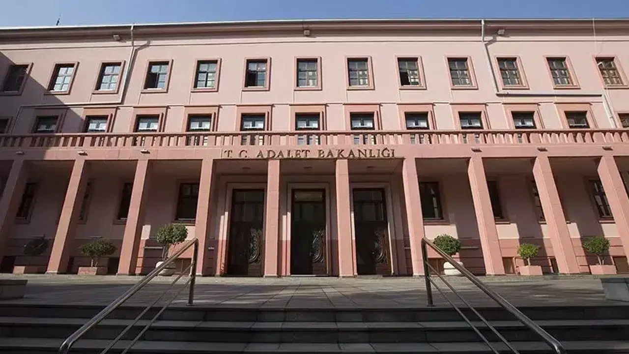 2025 Adalet Bakanlığı memur alımı şartları yenilendi: Yaş sınırı kaldırıldı, yeni kadrolar eklendi!