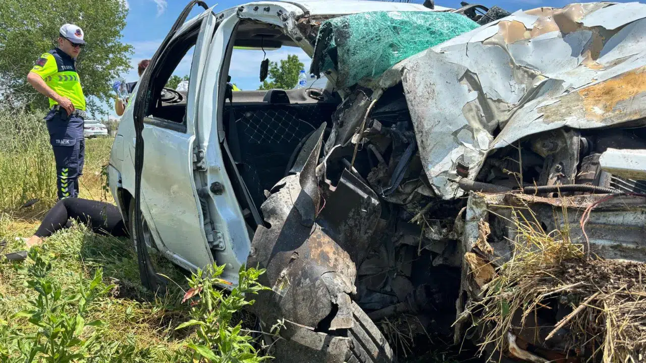 Bursa'da otomobil zeytinliğe devrildi: 3 yaralı!