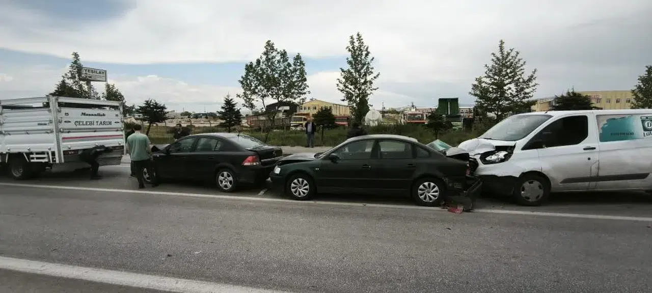 Afyonkarahisar’da zincirleme trafik kazası: 4 araç birbirine girdi