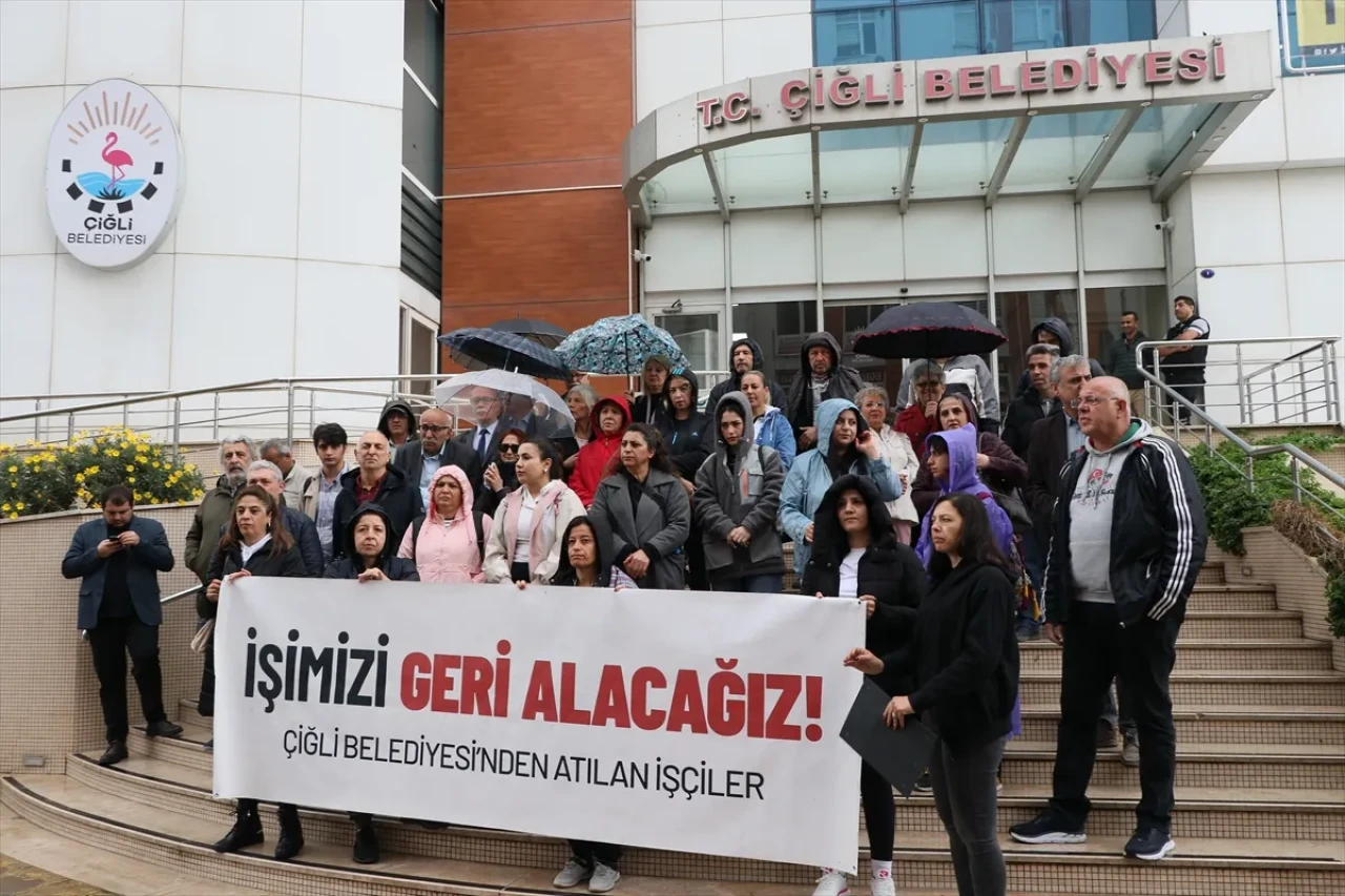 İzmir Çiğli Belediyesi'nde işten çıkarılan kadın işçiler CHP Genel Merkezi’ne yürüyor