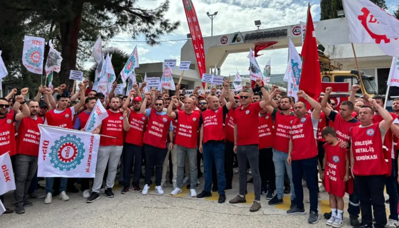 Birleşik Metal-İş'ten Accuride Wheels Bilecik fabrikası önünde 'Fabrika bizimdir' eylemi