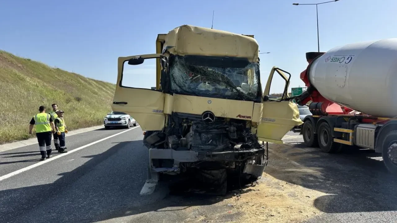 Kuzey Marmara Otoyolu'nda feci kaza: Kamyon tıra çarptı!