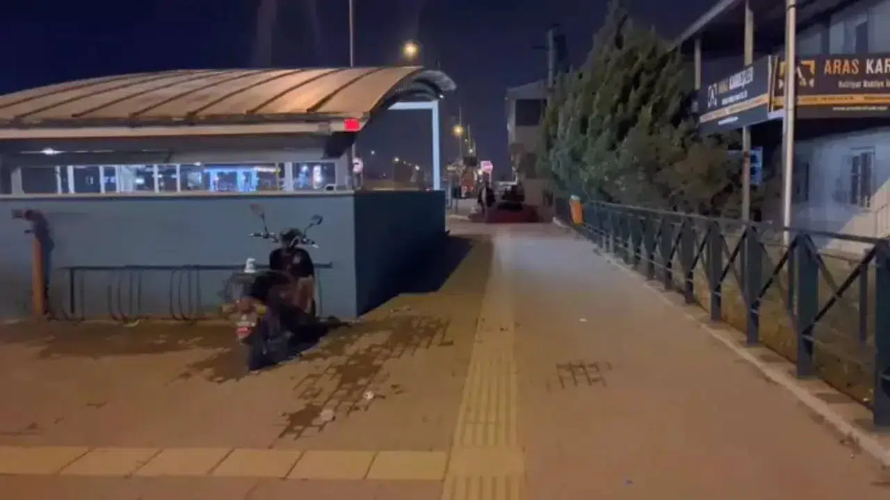 Bursa'da metro durağında bekleyen 3 arkadaş, bıçaklı saldırıya uğradı!
