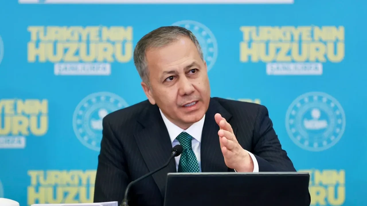 Bakan Yerlikaya: Esenyurt’ta tehlikeli şekilde araç kullanan 2 okul servisi sürücüsü yakalandı!