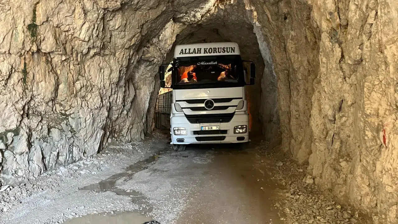 Erzincan'da tır, tünele sıkıştı!