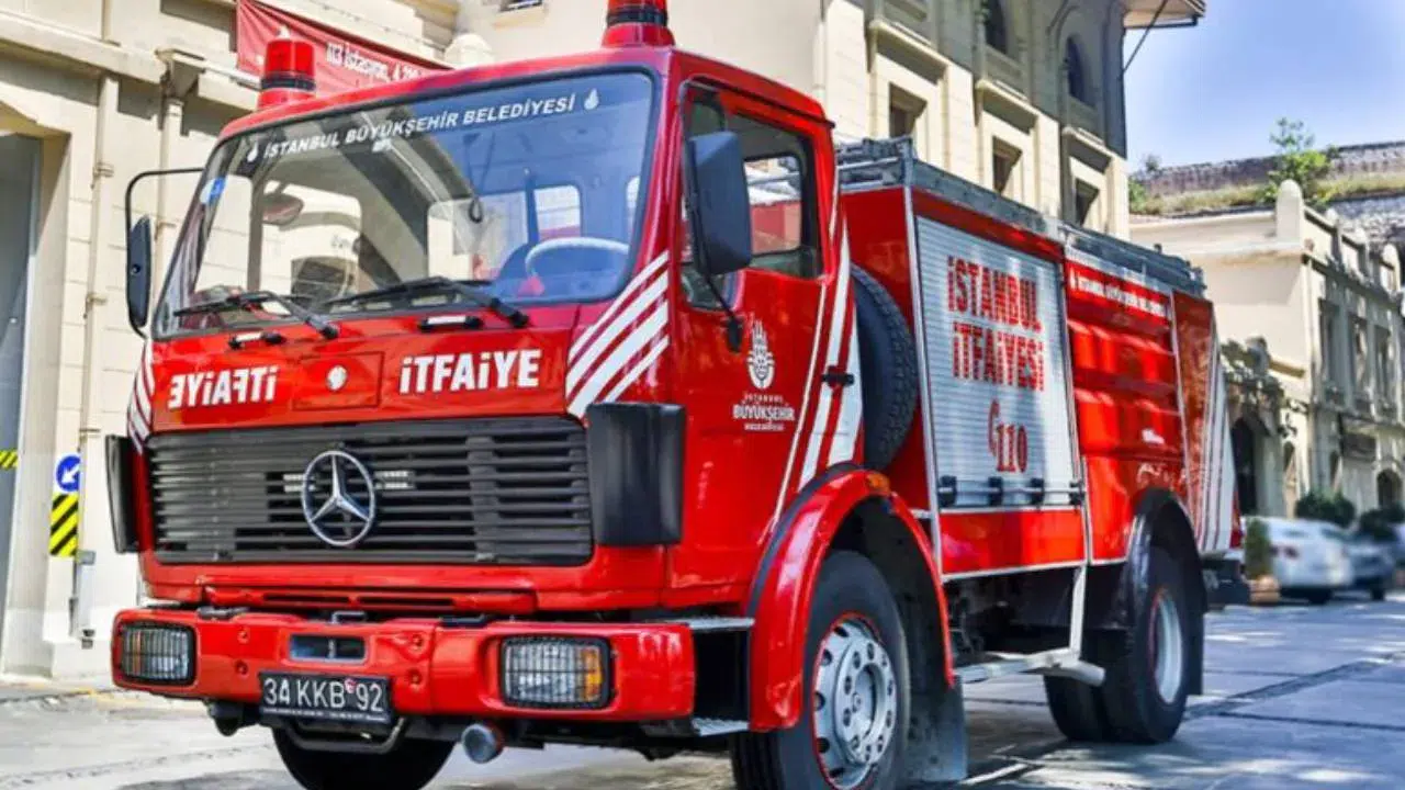 Arnavutköy'de elektrik direği bomba gibi patladı