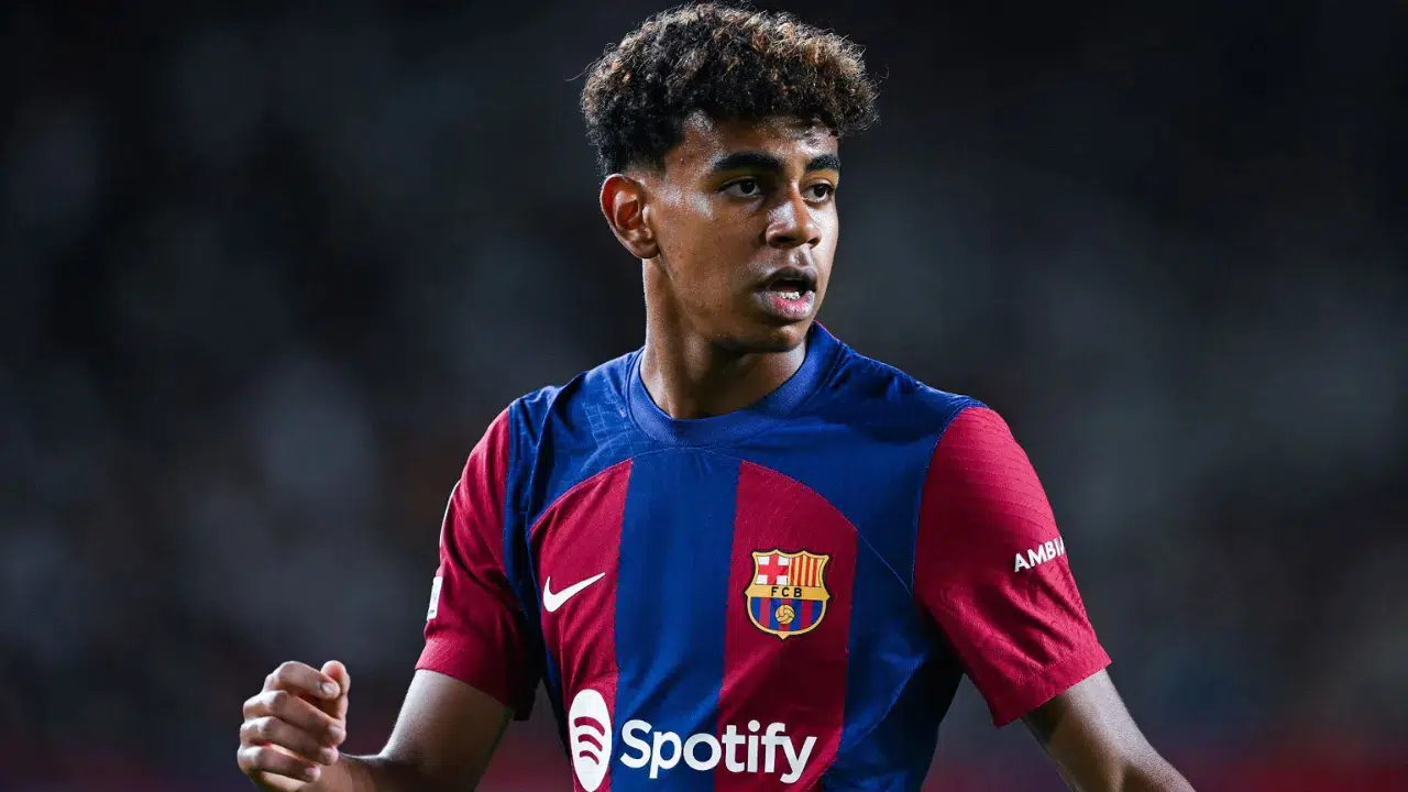 Barcelona'da beklenen gelişme açıklandı: Lamine Yamal, 6 yıllık imzayı attı