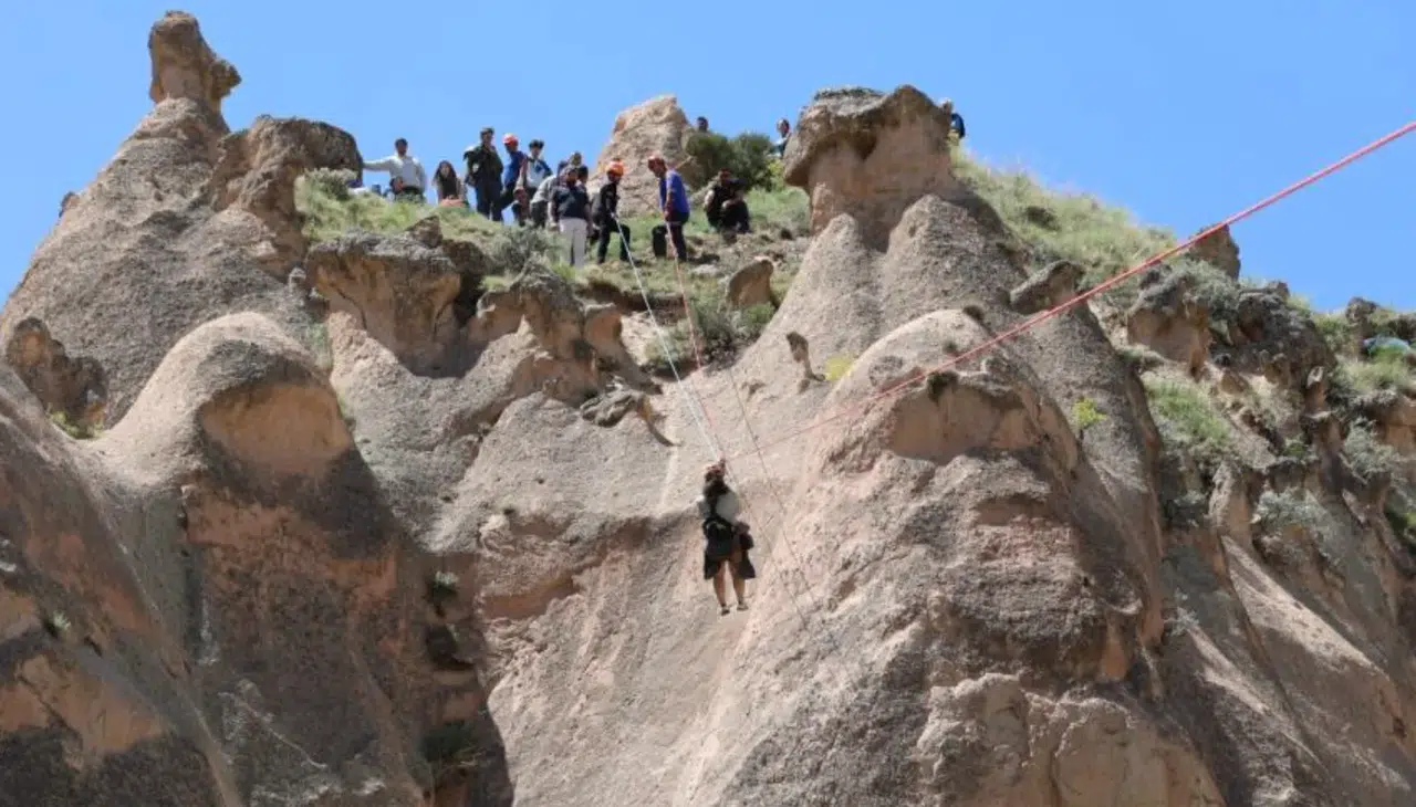 Nevşehir'de sıcak hava balonu Peribacalarına indi! Mahsur kalan turistler için kurtarma operasyonu