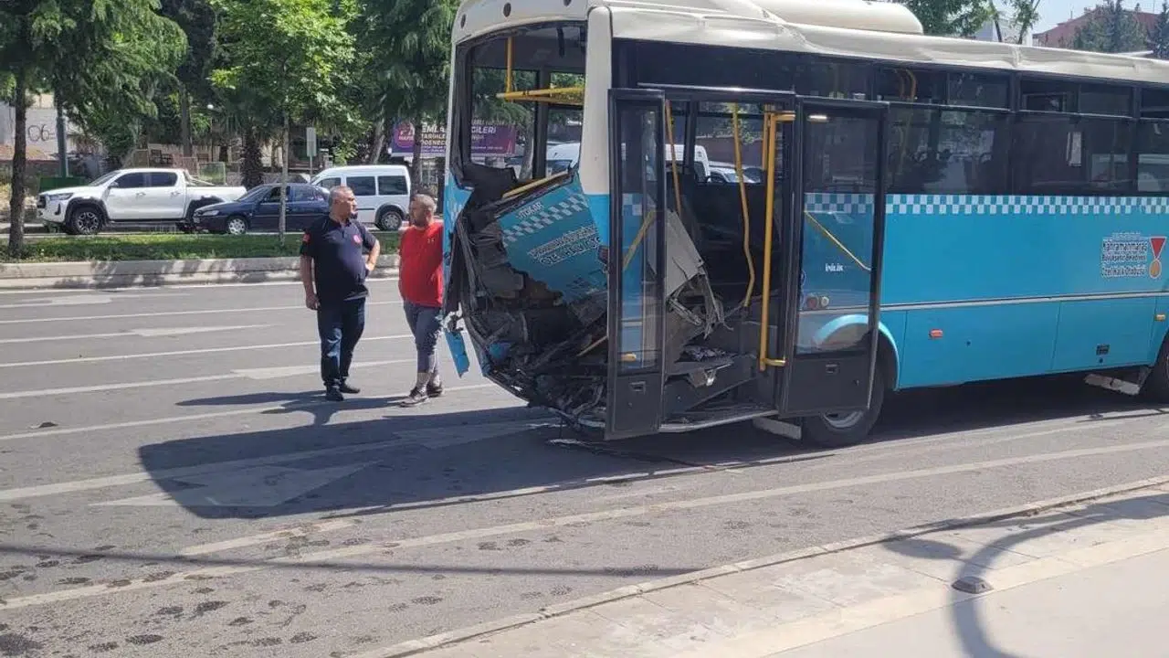 Kahramanmaraş'ta feci kaza! Otomobil, halk otobüsüne çarptı: 1 ölü, 8 yaralı!