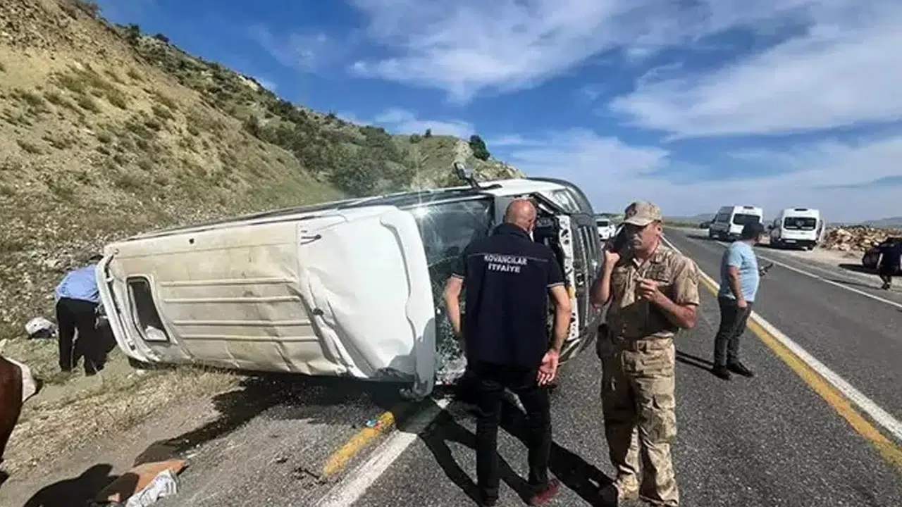 Elazığ'da katliam gibi kaza: Yolcu minibüsü takla atarak devrildi!
