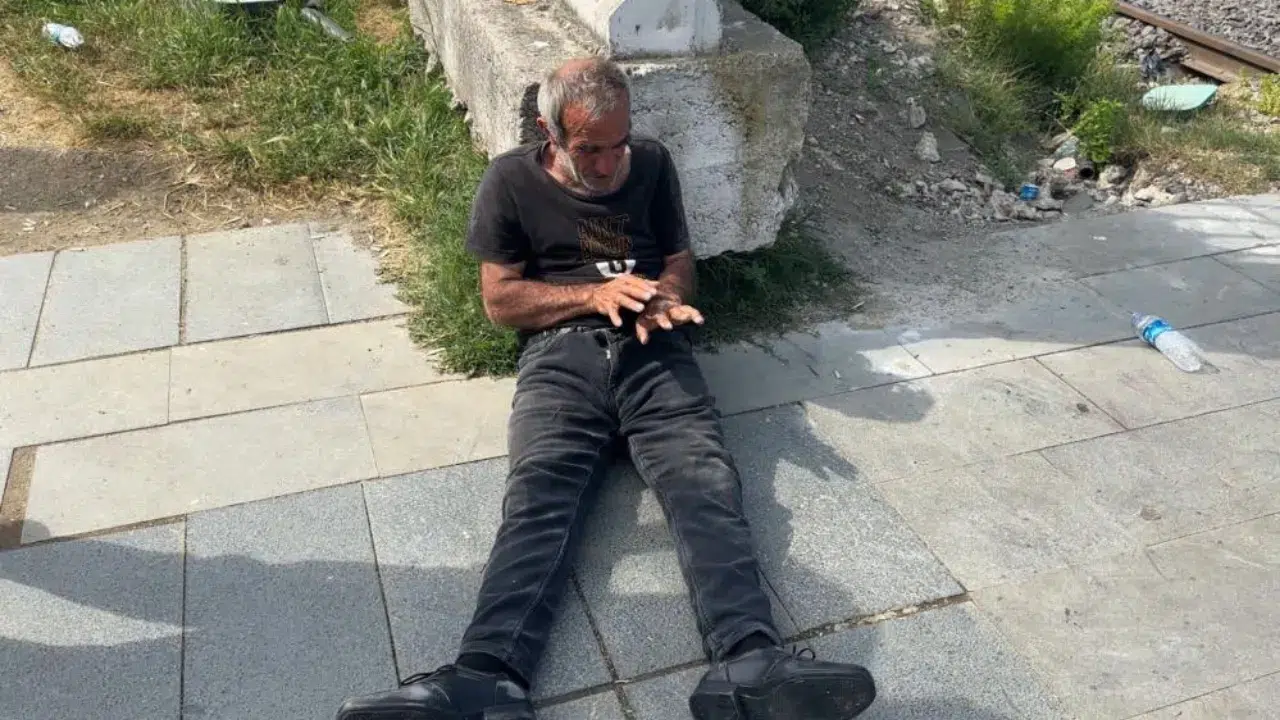 Samsun'da yerde yatan adamın hali yürek burktu: Dayak yedim!