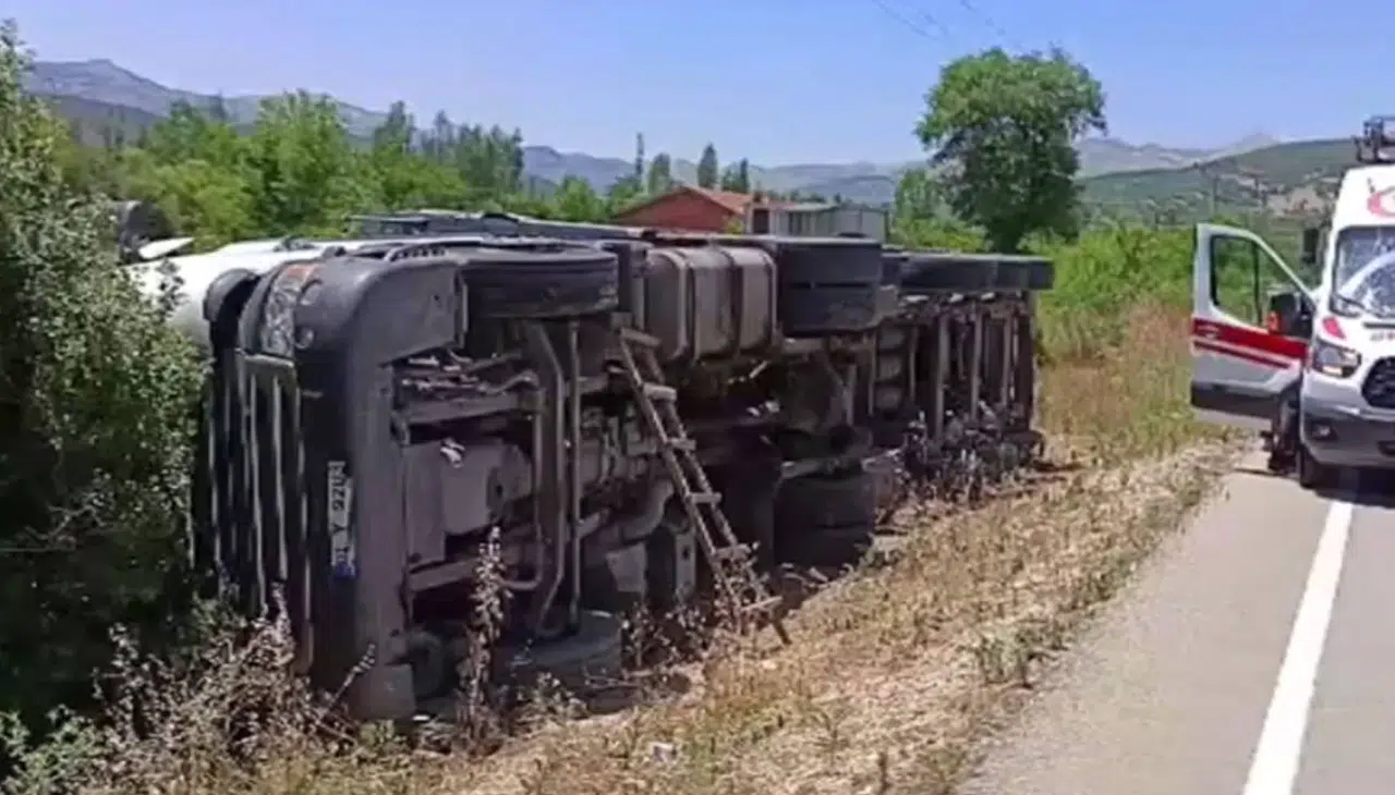Burdur- Isparta yolunda tır devrildi: Çok sayıda yaralı var
