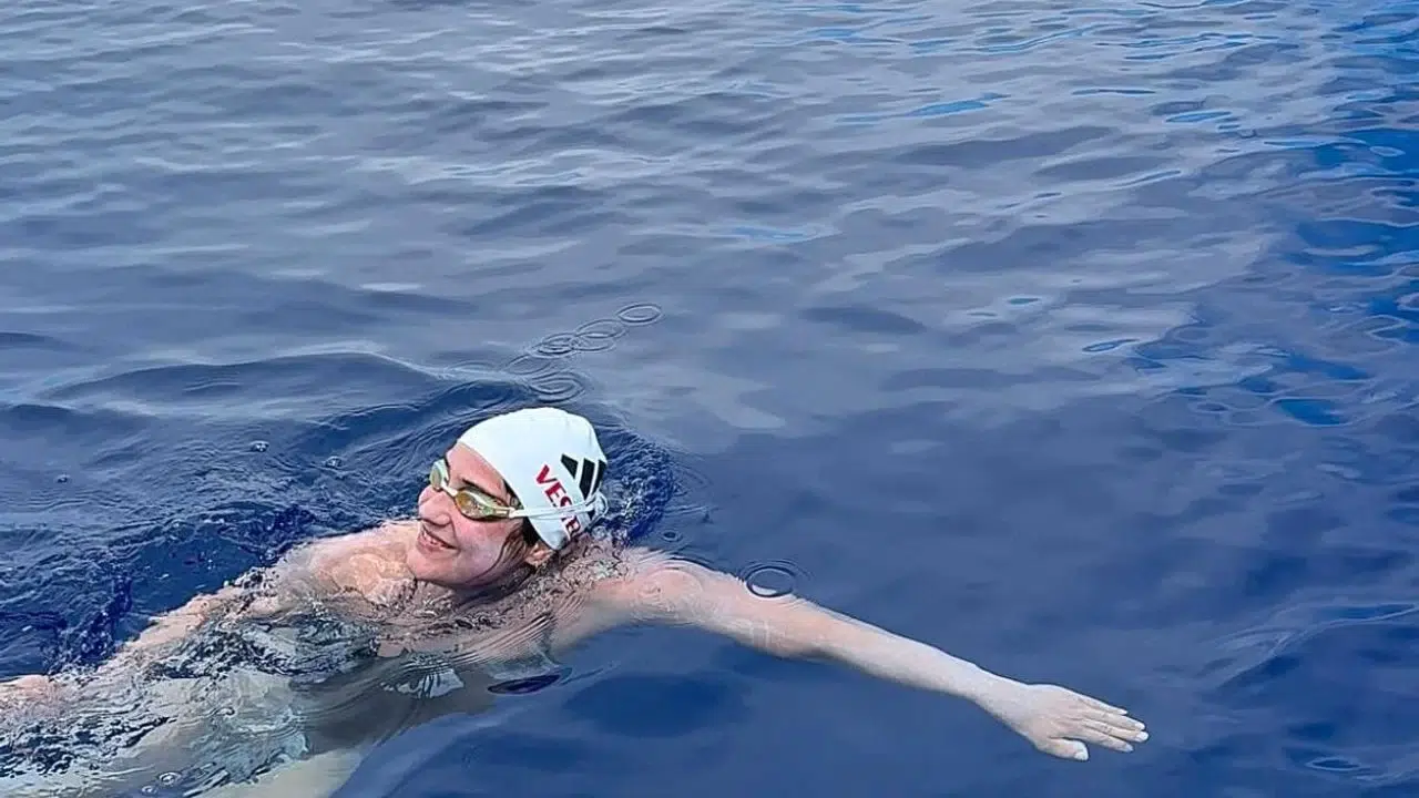 Türk yüzücüden tarihi başarı: Aybige Su Irçağ Capri-Napoli parkurunu geçti