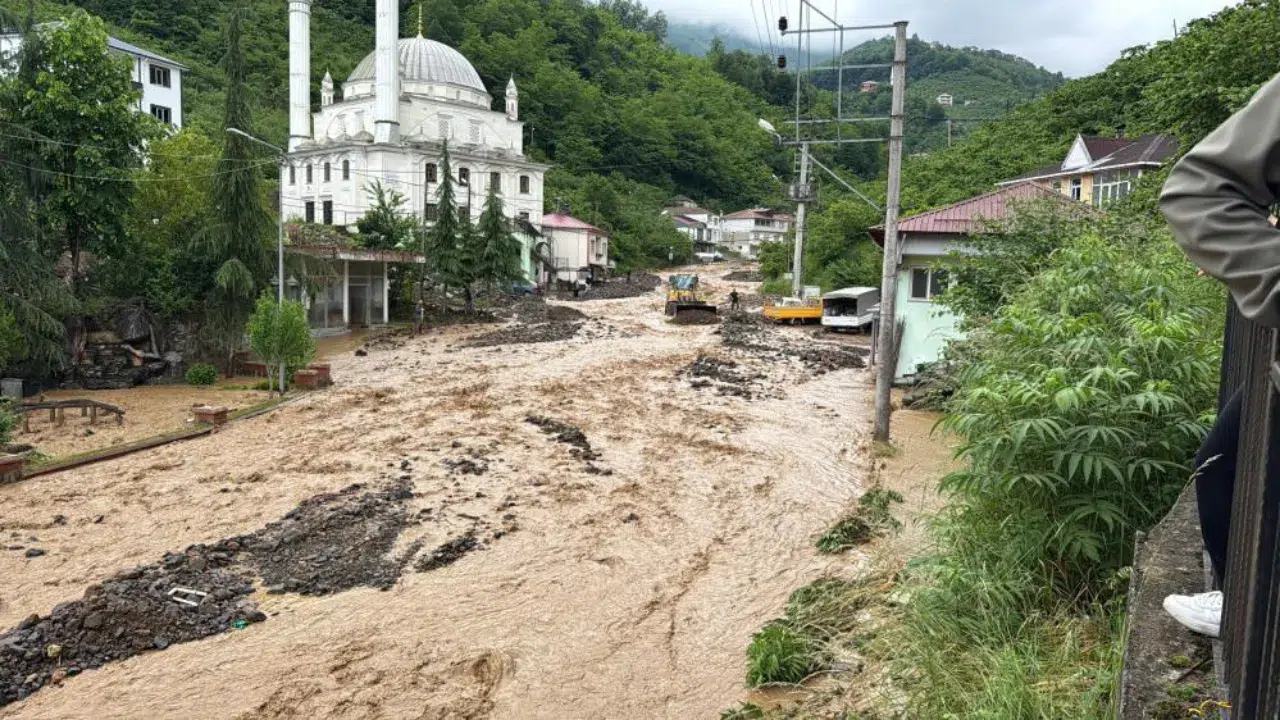 Trabzon'daki selde kaybolan 72 yaşındaki adam her yerde aranıyor