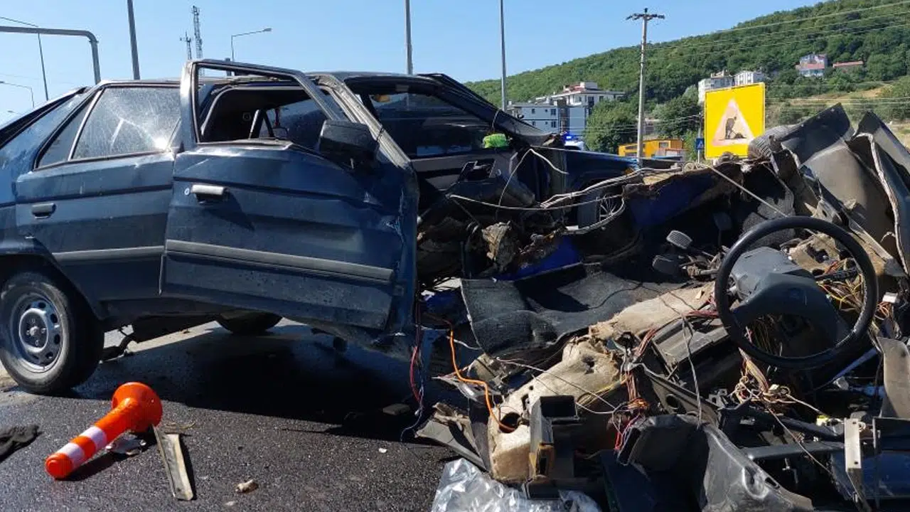 Samsun'da 3 araçlı zincirleme kaza: Otomobiller hurdaya döndü! Çok sayıda yaralı var
