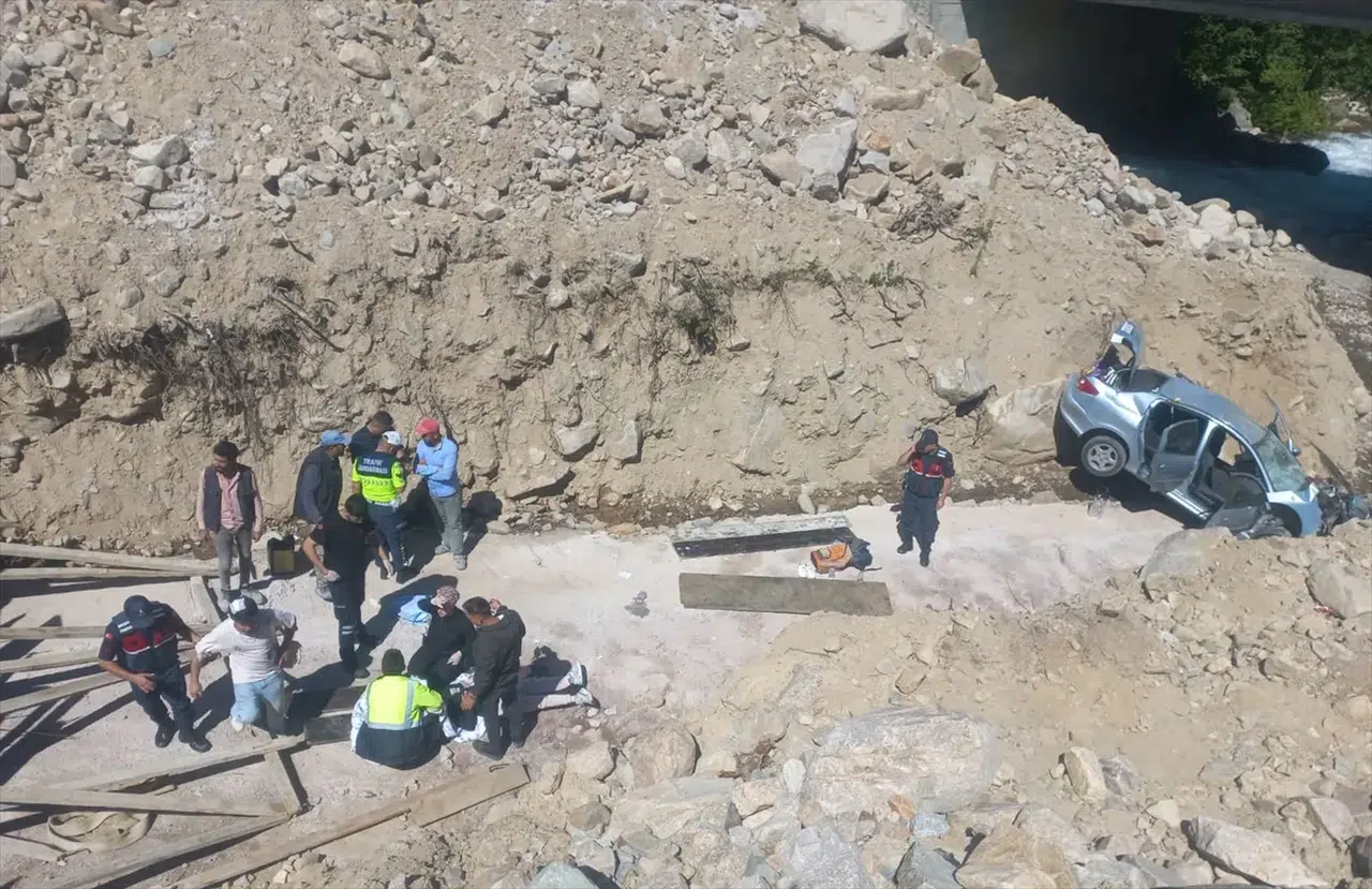 Rize'de dere yatağına uçan otomobilde can pazarı: 5 kişi yaralı