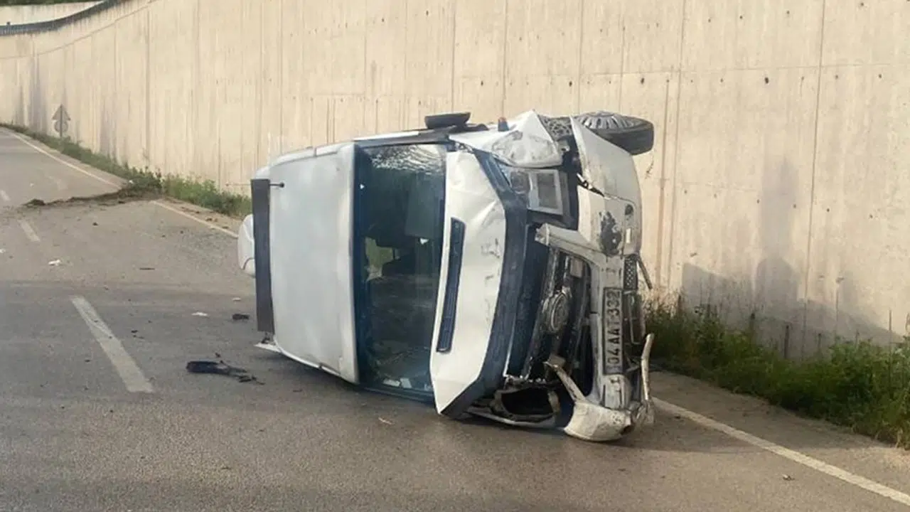 Taziyeye gidiyorlardı: Tokat'ta minibüs devrildi, 10 kişi yaralandı