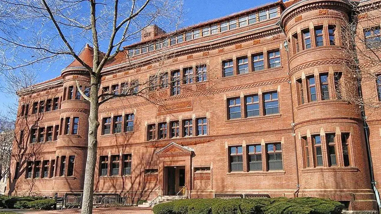 Trump yönetiminin Harvard’daki yabancı öğrenci kısıtlamasına yargı freni
