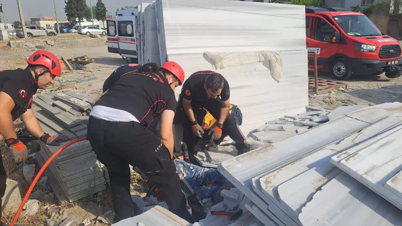 Kahramanmaraş'ta feci olay: Mermer bloklar devrildi: 2 işçi yaralandı